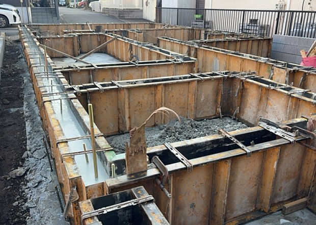 木造住宅とは土台、壁、柱など建築物の強度を支える構造体の材に木が使用されている構造を指します。構造体は建物の自重を支えるだけではなく風圧や水圧、積裁荷重などあらゆる衝撃に耐えるための基礎です。