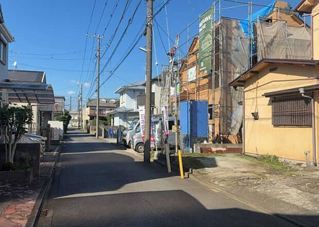 住宅用の土地では前面道路に2m以上接していなければならないと法律で定められています。しかし、お持ちの車のサイズやライフスタイルなどにより、2mでは利便が悪い場合もございますので、事前に確認しましょう。
