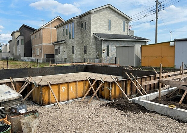 木造住宅とは土台、壁、柱など建築物の強度を支える構造体の材に木が使用されている構造を指します。構造体は建物の自重を支えるだけではなく風圧や水圧、積裁荷重などあらゆる衝撃に耐えるための基礎です。