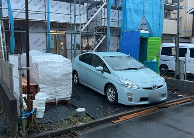 車一台あたりに必要なスペースは、標準サイズの普通自動車で横幅2m50cm、長さ5mは必要になります。ただし、乗降のことも考慮して横幅3m30cm、長さ5m50cmほどは確保できるところを選びましょう。