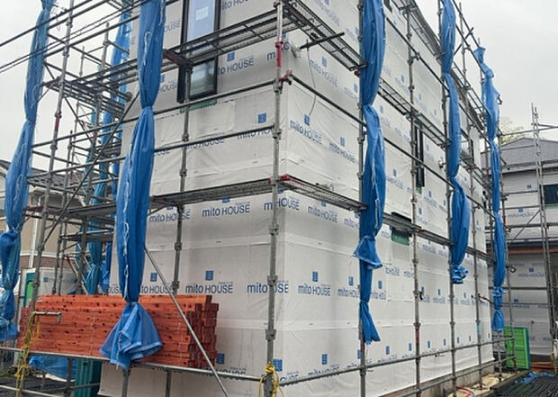 木造住宅とは土台、壁、柱など建築物の強度を支える構造体の材に木が使用されている構造を指します。構造体は建物の自重を支えるだけではなく風圧や水圧、積裁荷重などあらゆる衝撃に耐えるための基礎です。