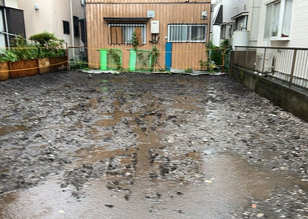 車一台あたりに必要なスペースは、標準サイズの普通自動車で横幅2m50cm、長さ5mは必要になります。ただし、乗降のことも考慮して横幅3m30cm、長さ5m50cmほどは確保できるところを選びましょう。