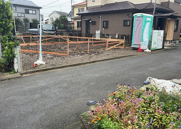 住宅用の土地では前面道路に2m以上接していなければならないと法律で定められています。しかし、お持ちの車のサイズやライフスタイルなどにより、2mでは利便が悪い場合もございますので、事前に確認しましょう。
