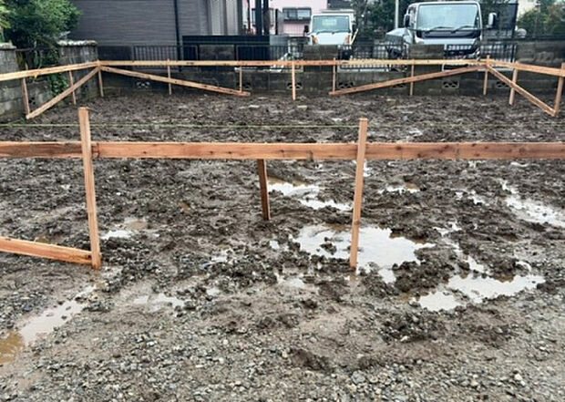 木造住宅とは土台、壁、柱など建築物の強度を支える構造体の材に木が使用されている構造を指します。構造体は建物の自重を支えるだけではなく風圧や水圧、積裁荷重などあらゆる衝撃に耐えるための基礎です。