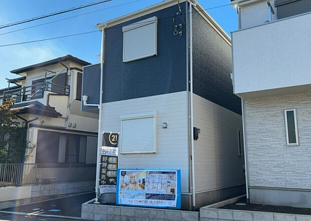 住宅用の土地では前面道路に2m以上接していなければならないと法律で定められています。しかし、お持ちの車のサイズやライフスタイルなどにより、2mでは利便が悪い場合もございますので、事前に確認しましょう。