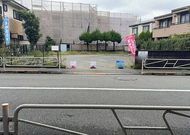 住宅用の土地では前面道路に2m以上接していなければならないと法律で定められています。しかし、お持ちの車のサイズやライフスタイルなどにより、2mでは利便が悪い場合もございますので、事前に確認しましょう。