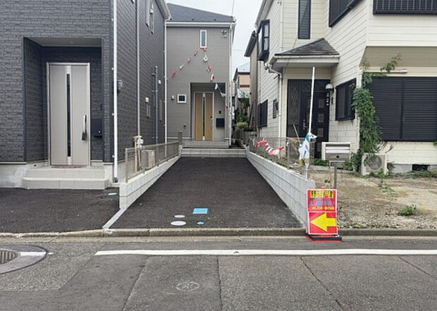 住宅用の土地では前面道路に2m以上接していなければならないと法律で定められています。しかし、お持ちの車のサイズやライフスタイルなどにより、2mでは利便が悪い場合もございますので、事前に確認しましょう。