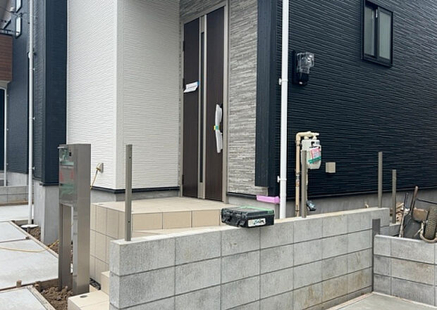 木造住宅とは土台、壁、柱など建築物の強度を支える構造体の材に木が使用されている構造を指します。構造体は建物の自重を支えるだけではなく風圧や水圧、積裁荷重などあらゆる衝撃に耐えるための基礎です。