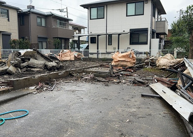 木造住宅とは土台、壁、柱など建築物の強度を支える構造体の材に木が使用されている構造を指します。構造体は建物の自重を支えるだけではなく風圧や水圧、積裁荷重などあらゆる衝撃に耐えるための基礎です。