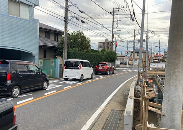 住宅用の土地では前面道路に2m以上接していなければならないと法律で定められています。しかし、お持ちの車のサイズやライフスタイルなどにより、2mでは利便が悪い場合もございますので、事前に確認しましょう。