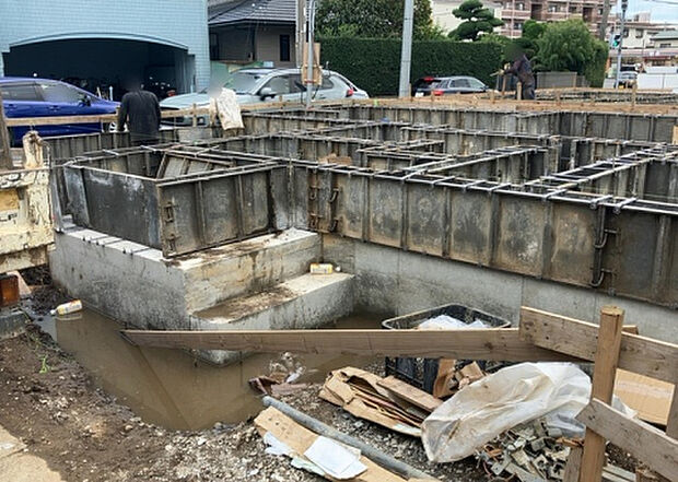 木造住宅とは土台、壁、柱など建築物の強度を支える構造体の材に木が使用されている構造を指します。構造体は建物の自重を支えるだけではなく風圧や水圧、積裁荷重などあらゆる衝撃に耐えるための基礎です。
