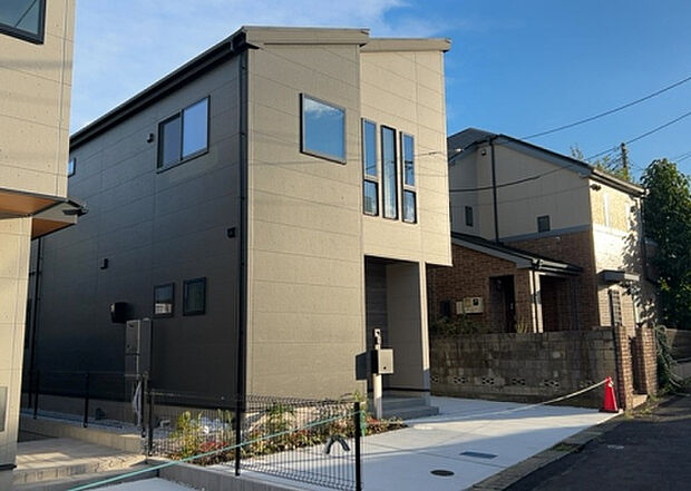 ついに完成致しました！現地をご見学に行く際は、道路の幅や周辺の交通量、施設などをご確認頂くことをおすすめします！物件の流れが早いため、内見をしたい方はお早めに当社営業までお問い合わせ頂きご予約下さい！