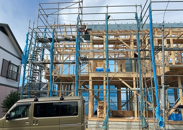 ついに完成致しました!現地をご見学に行く際は、道路の幅や周辺の交通量、施設などをご確認頂くことをおすすめします!物件の流れが早いため、内見をしたい方はお早めに当社営業までお問い合わせ頂きご予約下さい!