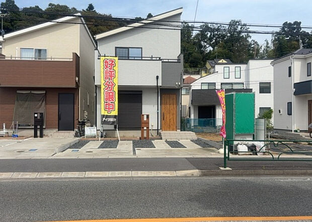 ついに完成致しました！現地をご見学に行く際は、道路の幅や周辺の交通量、施設などをご確認頂くことをおすすめします！物件の流れが早いため、内見をしたい方はお早めに当社営業までお問い合わせ頂きご予約下さい！