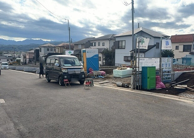 住宅用の土地では前面道路に2m以上接していなければならないと法律で定められています。しかし、お持ちの車のサイズやライフスタイルなどにより、2mでは利便が悪い場合もございますので、事前に確認しましょう。