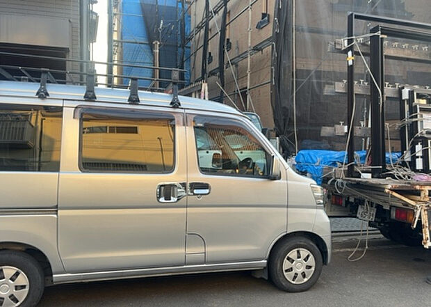 住宅用の土地では前面道路に2m以上接していなければならないと法律で定められています。しかし、お持ちの車のサイズやライフスタイルなどにより、2mでは利便が悪い場合もございますので、事前に確認しましょう。