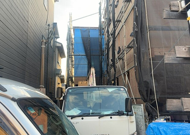 木造住宅とは土台、壁、柱など建築物の強度を支える構造体の材に木が使用されている構造を指します。構造体は建物の自重を支えるだけではなく風圧や水圧、積裁荷重などあらゆる衝撃に耐えるための基礎です。