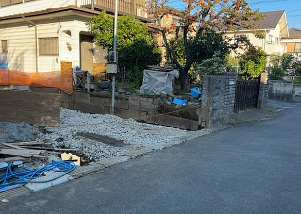 住宅用の土地では前面道路に2m以上接していなければならないと法律で定められています。しかし、お持ちの車のサイズやライフスタイルなどにより、2mでは利便が悪い場合もございますので、事前に確認しましょう。