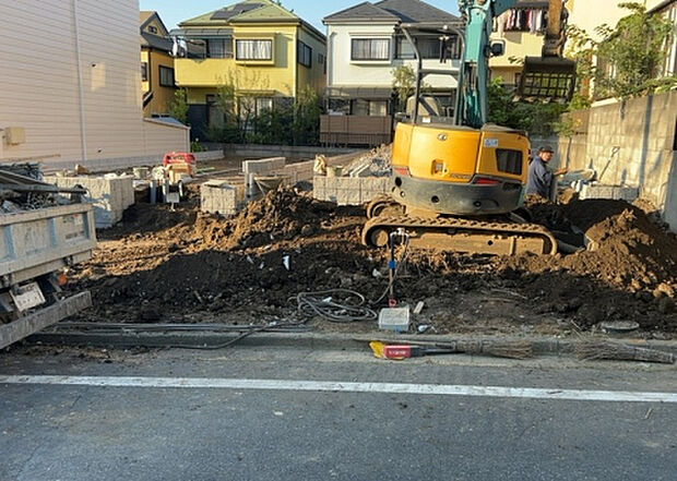 車一台あたりに必要なスペースは、標準サイズの普通自動車で横幅2m50cm、長さ5mは必要になります。ただし、乗降のことも考慮して横幅3m30cm、長さ5m50cmほどは確保できるところを選びましょう。
