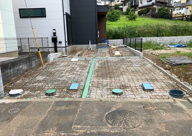 【駐車場】駐車場と明記されていても、最小スペースでつくられた駐車場だと大型車は駐車できなかったり、出入りしにくくなったりする可能性があります。お車のサイズと購入したい物件の駐車場のサイズを現地で確認しましょう。