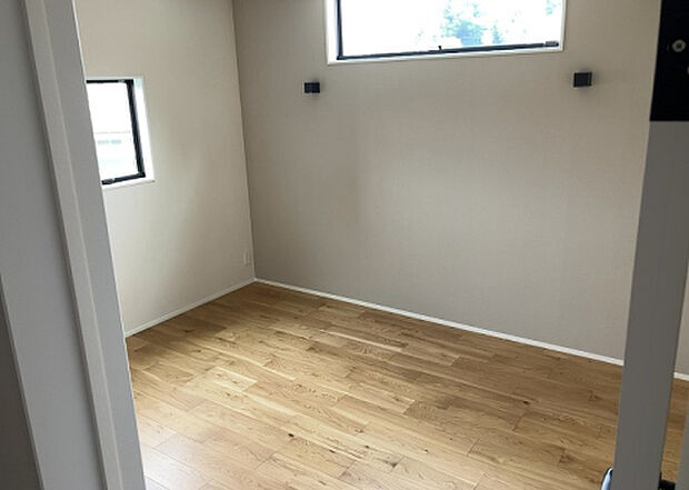 【洋室】洋室のメリットは重い家具が置きやすく、身の回りが整理しやすいことです。 床がフローリングのため畳とは異なり凹みにくいです。 クローゼットなど収納が豊富で、普段使わない旅行カバンや服の整頓も簡単にです。