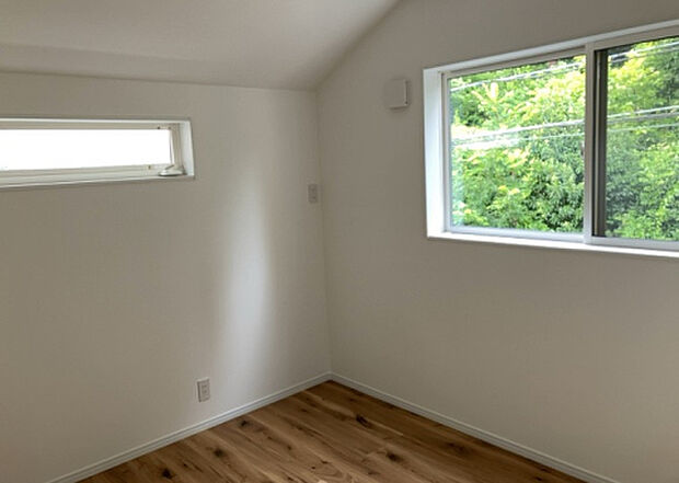 【洋室】洋室のメリットは重い家具が置きやすく、身の回りが整理しやすいことです。 床がフローリングのため畳とは異なり凹みにくいです。 クローゼットなど収納が豊富で、普段使わない旅行カバンや服の整頓も簡単にです。