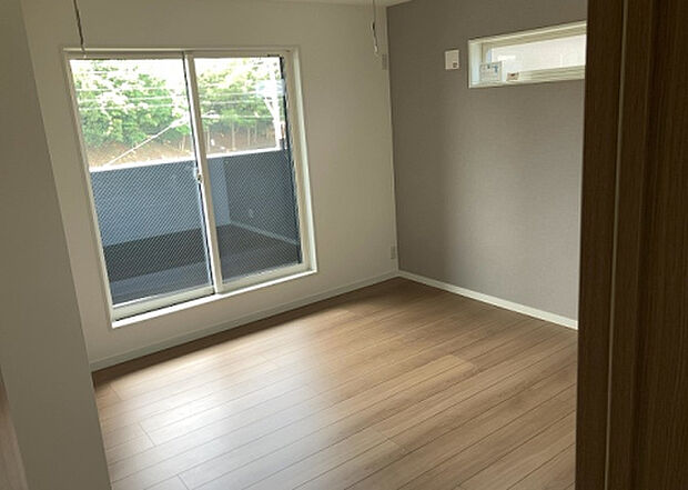 【洋室】洋室のメリットは重い家具が置きやすく、身の回りが整理しやすいことです。 床がフローリングのため畳とは異なり凹みにくいです。 クローゼットなど収納が豊富で、普段使わない旅行カバンや服の整頓も簡単にです。