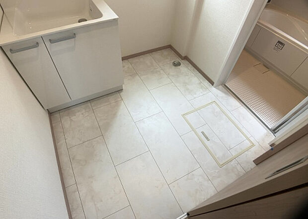 【脱衣場】多くの戸建て住宅で見かける洗面脱衣所は、洗面台と洗濯機が2畳ほどのスペースに並べられていて、洗面所が脱衣所を兼ね備えている間取りが一般的です。お客様が利用することもある、パブリックな空間でもあります。