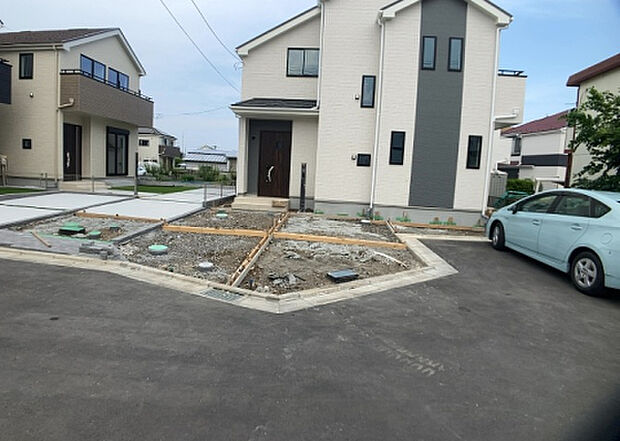 【前面道路含む現地写真_2】お持ちの車種によっては前面道路が広い方が便利でしょう。しかし、前面道路が広ければその分交通量が多くなるため、騒音などが気になる場合があります。実際に現地を見学し、周辺交通量や騒音などを確認しましょう!