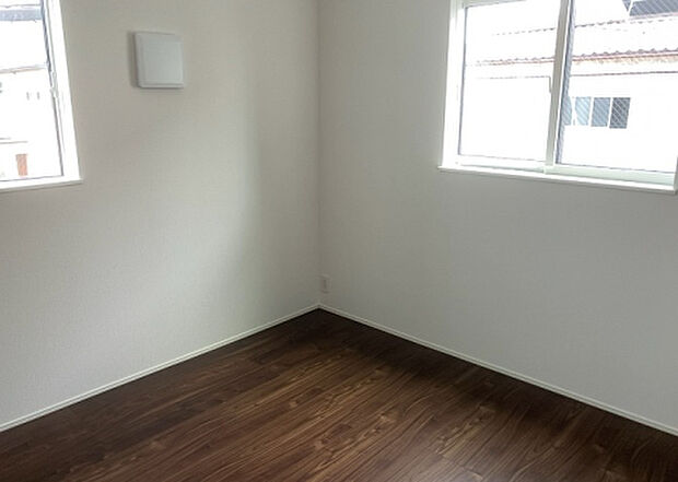 【洋室】洋室のメリットは重い家具が置きやすく、身の回りが整理しやすいことです。 床がフローリングのため畳とは異なり凹みにくいです。 クローゼットなど収納が豊富で、普段使わない旅行カバンや服の整頓も簡単にです。