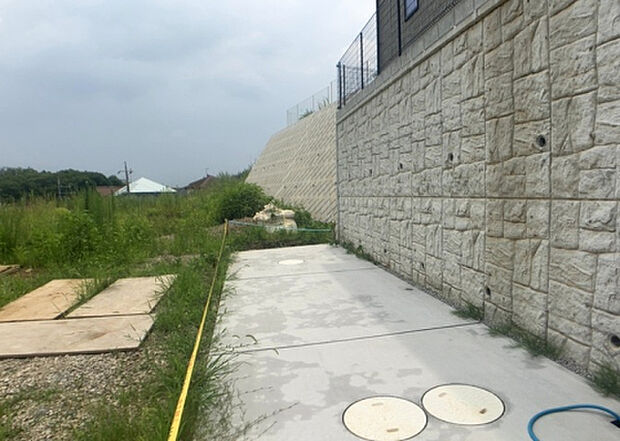 【駐車場】駐車場と明記されていても、最小スペースでつくられた駐車場だと大型車は駐車できなかったり、出入りしにくくなったりする可能性があります。お車のサイズと購入したい物件の駐車場のサイズを現地で確認しましょう。