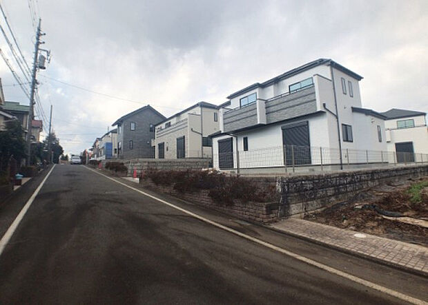 【前面道路含む現地写真_2】お持ちの車種によっては前面道路が広い方が便利でしょう。しかし、前面道路が広ければその分交通量が多くなるため、騒音などが気になる場合があります。実際に現地を見学し、周辺交通量や騒音などを確認しましょう!