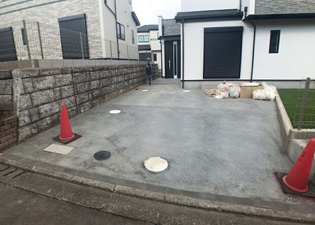 【駐車場】駐車場と明記されていても、最小スペースでつくられた駐車場だと大型車は駐車できなかったり、出入りしにくくなったりする可能性があります。お車のサイズと購入したい物件の駐車場のサイズを現地で確認しましょう。