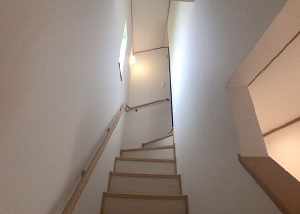 【内装】建物の上下階の通路である階段は、その位置によって動線や室内の印象が大きく左右されます。手摺にも重要な役割があり、転倒の防止・歩行や動作を円滑にして日常生活を支えることを主な目的として設置されています。