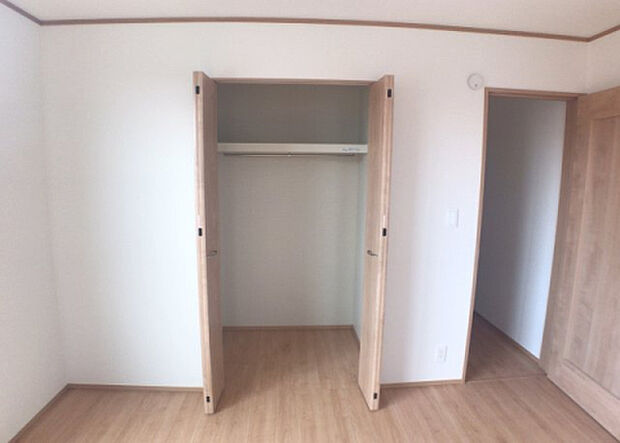 【ウォークインクローゼット】ウォークインクローゼットがあれば、クローゼット内でコーディネートが完成できますし、季節の変わり目に行う衣替えの手間も省けます。また、スーツケースなど大きいものもしまうことができ使い勝手がよいです。