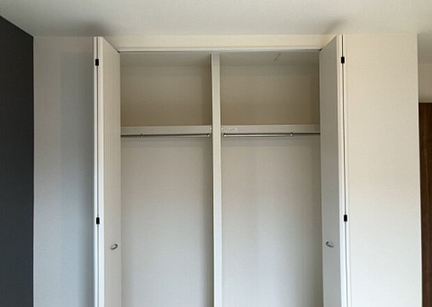 【ウォークインクローゼット】ウォークインクローゼットがあれば、クローゼット内でコーディネートが完成できますし、季節の変わり目に行う衣替えの手間も省けます。また、スーツケースなど大きいものもしまうことができ使い勝手がよいです。