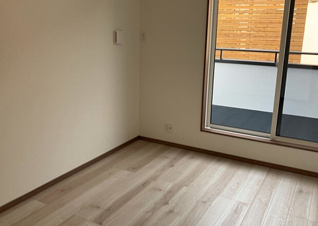 【洋室】洋室のメリットは重い家具が置きやすく、身の回りが整理しやすいことです。 床がフローリングのため畳とは異なり凹みにくいです。 クローゼットなど収納が豊富で、普段使わない旅行カバンや服の整頓も簡単にです。