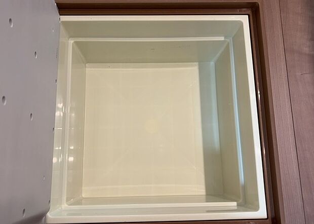 【キッチン床下収納】キッチン床下収納は、調理器具や食器などをスッキリと収納できる便利なスペースです。収納量が多いもの、引き出しがスムーズに開閉するものなど、使い勝手の良いものを選ぶことが大切です。また、湿気がこもりやすい場所なので、通気性の良いものを選ぶこともおすすめです。