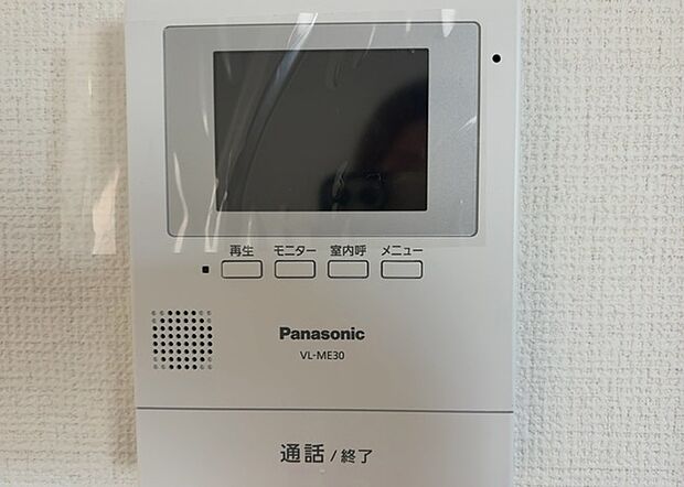 【ＴＶモニター付きインターホン】TVモニター付きインターホンは、来訪者の顔を確認できるだけでなく、音声でやり取りすることもできるため、セキュリティ面で安心できる設備です。モニター画面が大きく見やすいもの、夜間でも来訪者をしっかりと確認できるものなど、機能性を重視したいところです。
