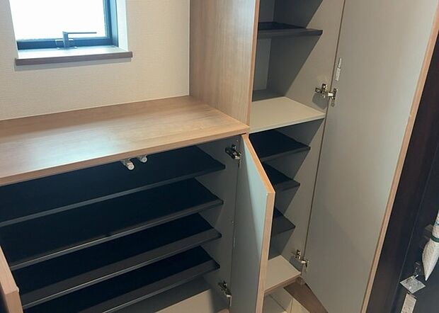 【玄関収納】玄関収納は、靴や傘、コートなどをスッキリと収納できるだけでなく、来客時に見せる顔となるため、家の顔とも言えます。収納量だけでなく、デザイン性も重視したいところです。ミラー付きの収納であれば、外出前の身だしなみチェックにも便利です。