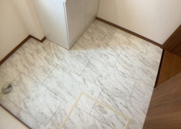 【脱衣場】多くの戸建て住宅で見かける洗面脱衣所は、洗面台と洗濯機が2畳ほどのスペースに並べられていて、洗面所が脱衣所を兼ね備えている間取りが一般的です。お客様が利用することもある、パブリックな空間でもあります。