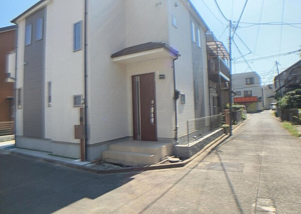 【前面道路含む現地写真_2】お持ちの車種によっては前面道路が広い方が便利でしょう。しかし、前面道路が広ければその分交通量が多くなるため、騒音などが気になる場合があります。実際に現地を見学し、周辺交通量や騒音などを確認しましょう!