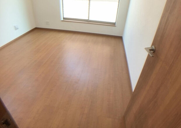 【洋室】洋室のメリットは重い家具が置きやすく、身の回りが整理しやすいことです。 床がフローリングのため畳とは異なり凹みにくいです。 クローゼットなど収納が豊富で、普段使わない旅行カバンや服の整頓も簡単にです。