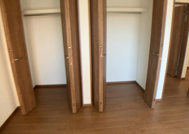 【ウォークインクローゼット】ウォークインクローゼットがあれば、クローゼット内でコーディネートが完成できますし、季節の変わり目に行う衣替えの手間も省けます。また、スーツケースなど大きいものもしまうことができ使い勝手がよいです。