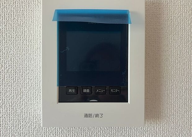 【TVモニター付きインターホン】TVモニター付きインターホンは、来訪者の顔を確認できるだけでなく、音声でやり取りすることもできるため、セキュリティ面で安心できる設備です。モニター画面が大きく見やすいもの、夜間でも来訪者をしっかりと確認できるものなど、機能性を重視したいところです。