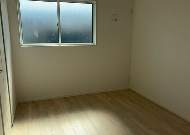 【洋室】洋室のメリットは重い家具が置きやすく、身の回りが整理しやすいことです。 床がフローリングのため畳とは異なり凹みにくいです。 クローゼットなど収納が豊富で、普段使わない旅行カバンや服の整頓も簡単にです。