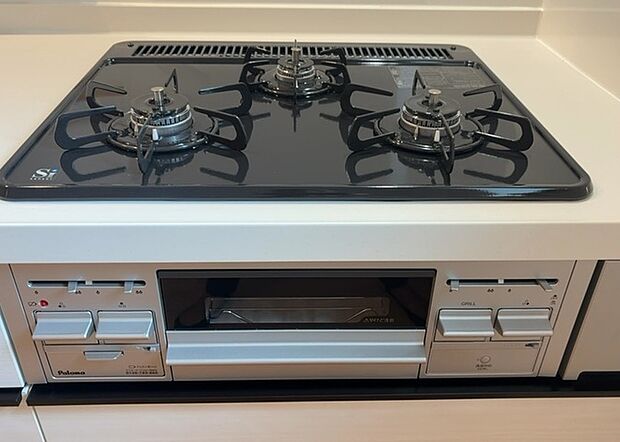 【キッチンコンロ】キッチンコンロは、料理の質を大きく左右する重要な設備です。火力調整のしやすさ、グリル機能の有無、安全装置の充実度など、選ぶポイントがたくさんあります。特に、IHクッキングヒーターは、お手入れのしやすさや安全性が高く、近年人気が高まっています。