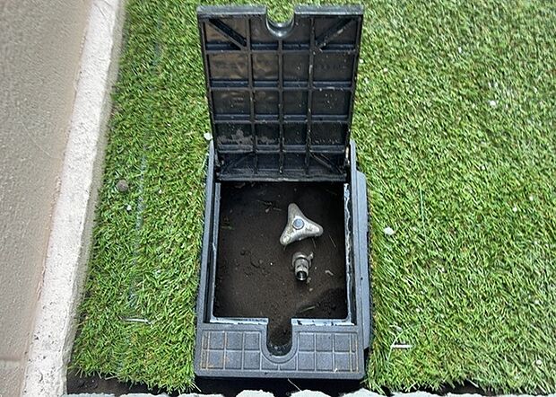 【外水栓】外水栓は、庭の水やりや洗車など、様々な用途に使える便利な設備です。ホースがしっかりと接続できるもの、水圧が安定しているものなど、使い勝手の良いものを選びましょう。また、凍結防止機能が付いているものなら、冬場でも安心して使用できます。