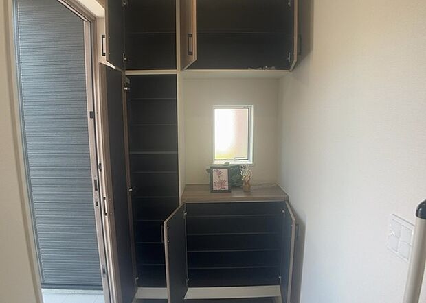 【玄関収納】玄関収納は、靴や傘、コートなどをスッキリと収納できるだけでなく、来客時に見せる顔となるため、家の顔とも言えます。収納量だけでなく、デザイン性も重視したいところです。ミラー付きの収納であれば、外出前の身だしなみチェックにも便利です。