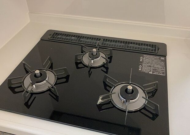 【キッチンコンロ】キッチンコンロは、料理の質を大きく左右する重要な設備です。火力調整のしやすさ、グリル機能の有無、安全装置の充実度など、選ぶポイントがたくさんあります。特に、IHクッキングヒーターは、お手入れのしやすさや安全性が高く、近年人気が高まっています。